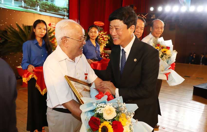 8 Chủ tịch UBND tỉnh Võ Văn Minh trao Huy hiệu Đảng cho các đảng viên